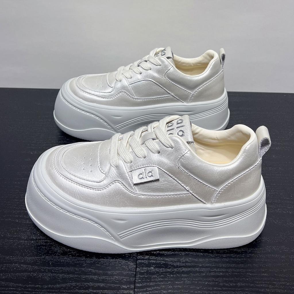 Keine müden Füße, dicke Sohlen erhöhen die Höhe, kleine weiße Schuhe, Damen leichte weiche Sohlen, neue vielseitige Leder-Sport- und Freizeitschuhe für den Herbst