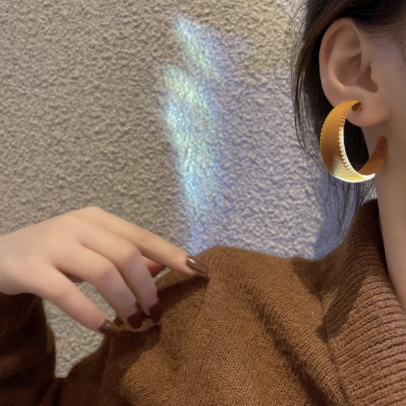 Autumn and winter Hong Kong style retro plush earrings women's niche design C-shaped earrings light luxury fashion earrings