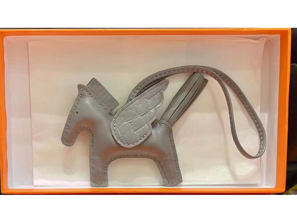 

Шарм для сумки из натуральной кожи ручной работы - Милый дизайн летящей лошади из овчины