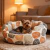 Una cama de peluche para mascotas es un refugio cálido y acogedor para tu mascota. Con su relleno suave y cómodo, es perfecto para dormir o relajarse.