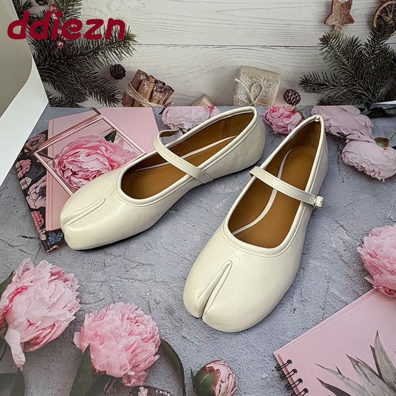Fashion Fashion Strange Toe Footwear Shallow Flats Mary Janes Shoes For Women 2025 New Female Buckle Strap Ladies Flats Lolita Shoes