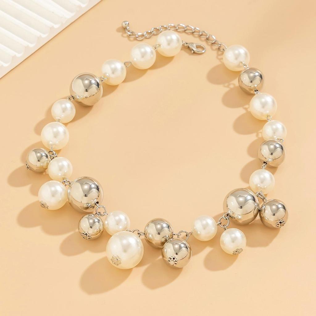 European-American Punk Choker: Oversized Bead, Imitation Pearl Necklace for Women.