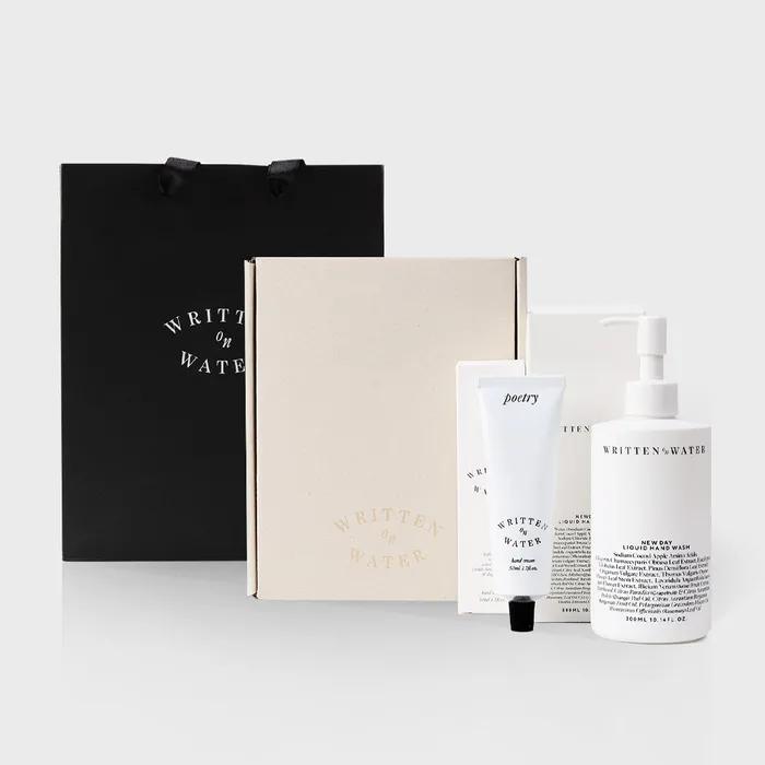 

Поэзия Набор для ухода за руками (Новый день жидкое мыло для рук + Поэзия крем для рук)