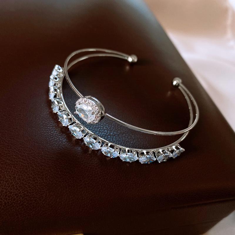 Bracciale con Fibbia a Ferro di Cavallo in Zirconia Placcato Oro - Accessorio di Lusso Chic e Versatile