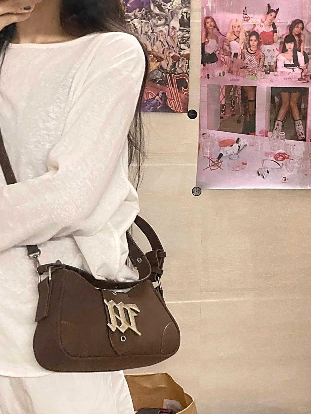 

Сумка через плечо женская осень и зима 2024 года, новая модная ретро-матовая портативная сумка-багет, универсальная сумка-мессенджер на одно плечо темно-коричневого