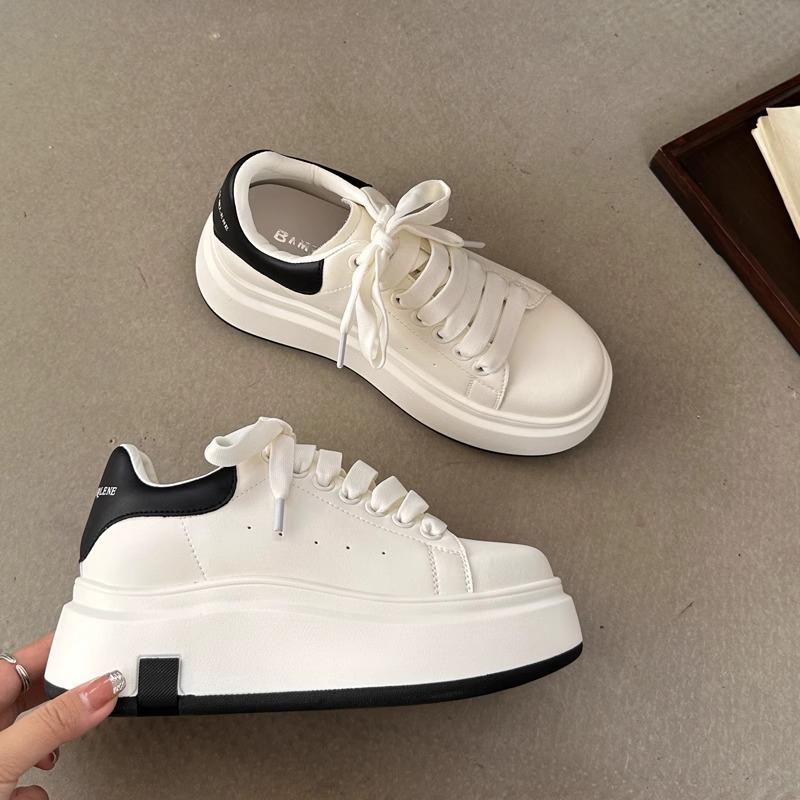 Small height-increasing shoes, little white shoes, women's 2025 autumn explosion versatile thick-soled super fire sports casual muffin board shoes