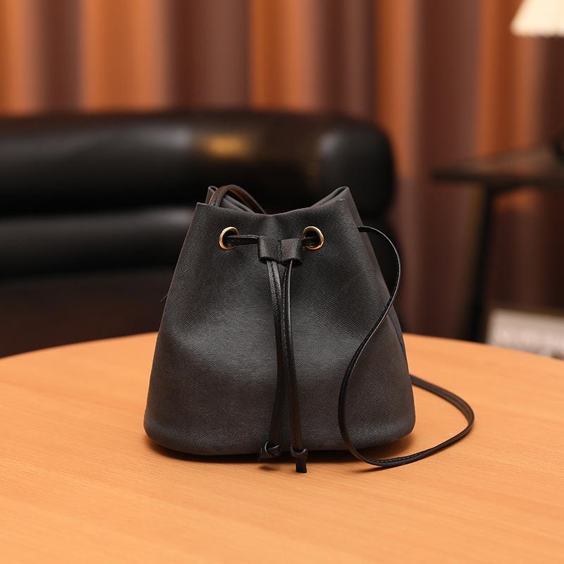 Niche Minimalist Drawstring Bucket Shoulder Bag 2025 – Versatile Fashion Trend Bag
