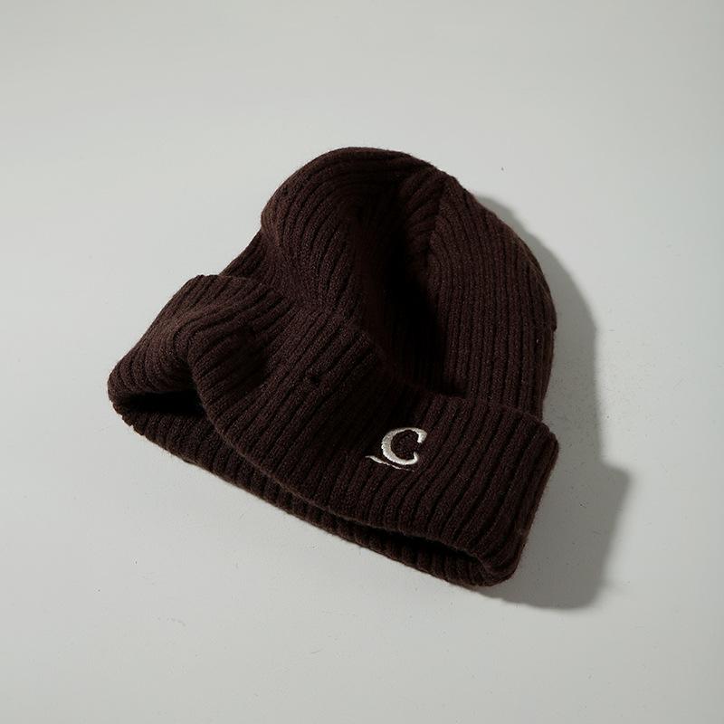 C-Buchstaben einfarbige Strickmütze Damen weich wachsartig verdickt warm Ohrenschutz Kältehut einfach vielseitig Wollmütze