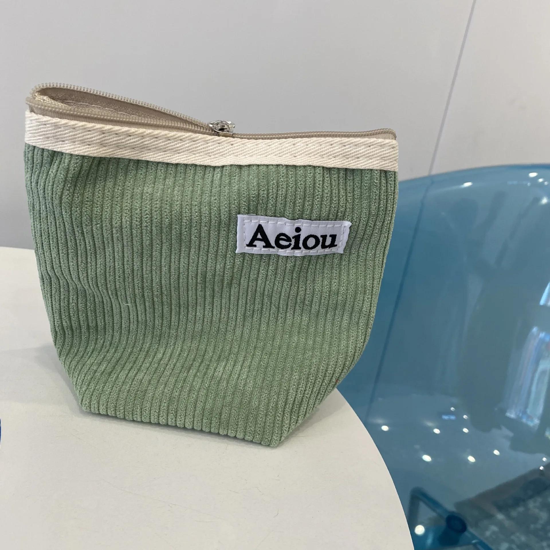 

Вельветова жіноча косметичка з помадою. Милий міні-гаманець. Дорожня гігієнічна сумка. На блискавці. Туалетне приладдя. Сумка для зберігання косметики. зелений