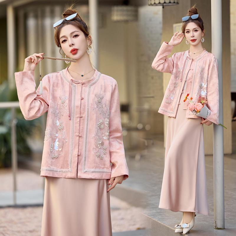 

Новая куртка в китайском стиле, весна 2025, короткая, с вышивкой бисером и пайетками, застежка на пуговицу-лягушку - YJ8517 XL 60-65 kg розовый