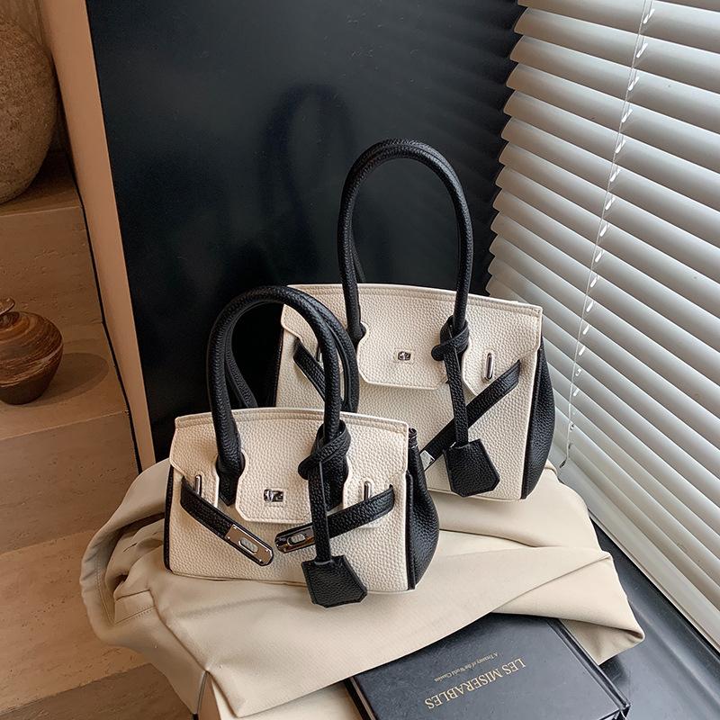 

Модная текстурная портативная платиновая сумка, легкая роскошная простая универсальная сумка через плечо, большая вместимость, темпераментная нишевая сумка-мессенджер Large (23.5 * 11.5 * 18) чёрный