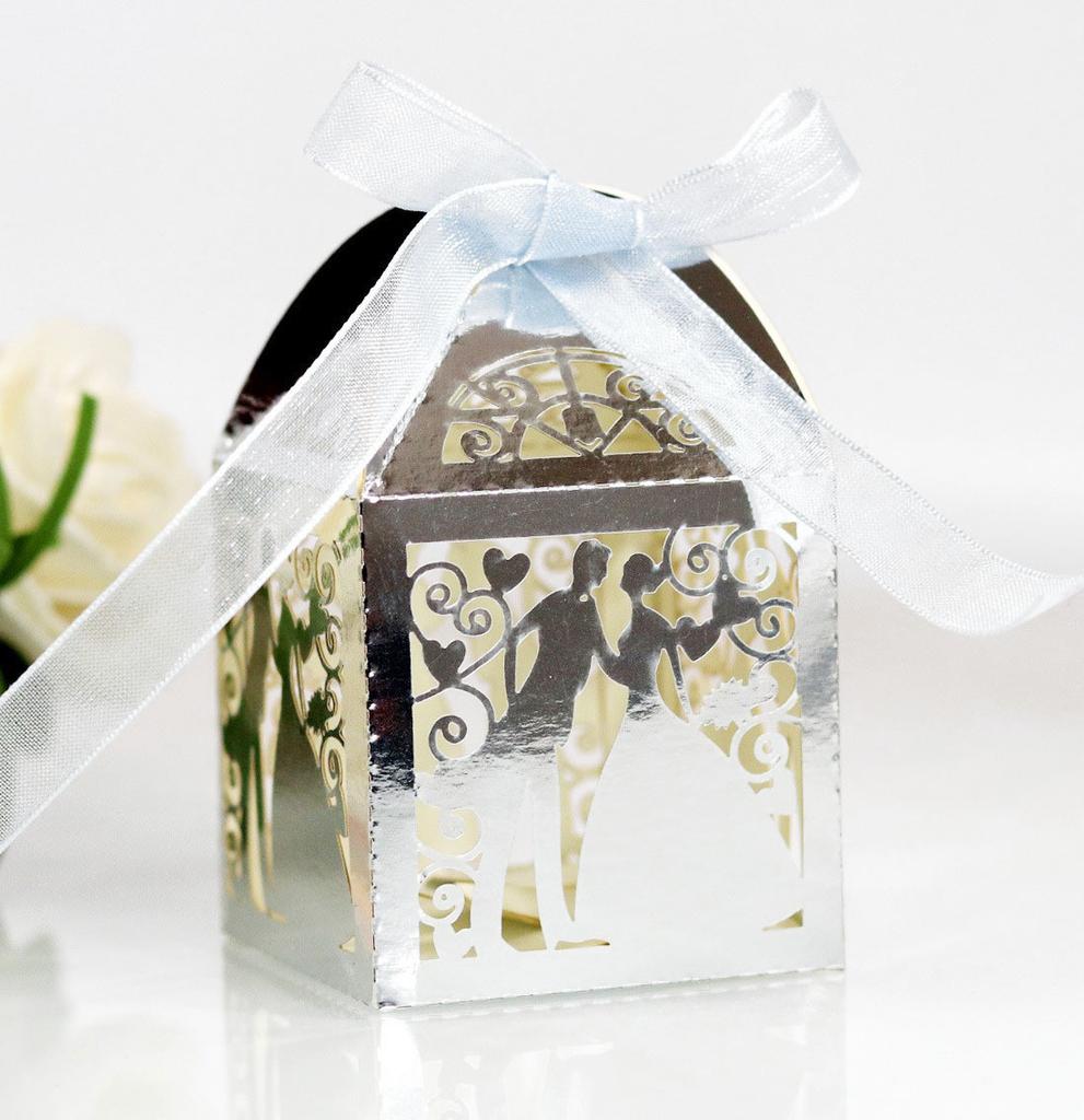30 50 STÜCKE/llot Laser Cut Braut Bräutigam Hochzeit Süßigkeiten Pralinenschachtel Gäste Geschenkboxen Papierverpackung Babyparty Schokoladenkeksschachtel