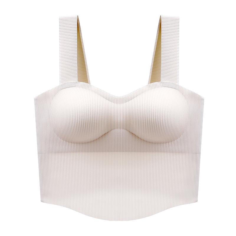 Vestindo uma camisola pequena por fora com um enchimento no peito Terno feminino usando uma camisa de fundo curto por dentro e um sutiã francês apertado