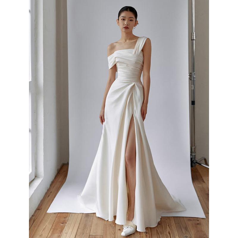 Vestido de novia de satén de un solo hombro 1011 nueva novia simple salida de bienvenida hilo ligero largo con abertura y delgado vestido de novia
