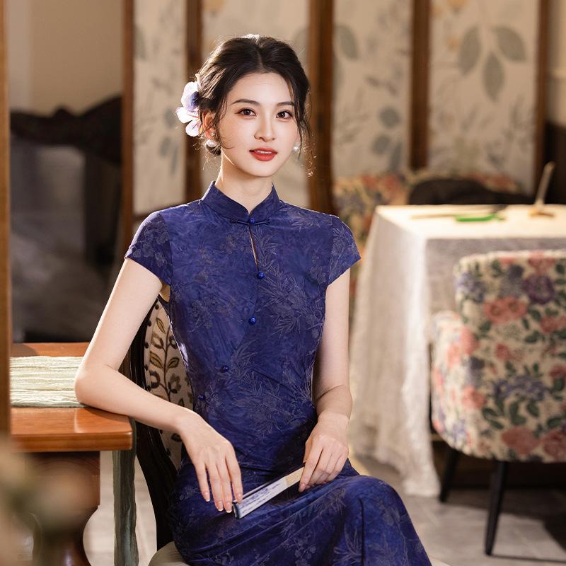 1011 spring and summer new cheongsam literary and retro Republic of China style slim cheongsam flocked water drop collar blue cheongsam spot