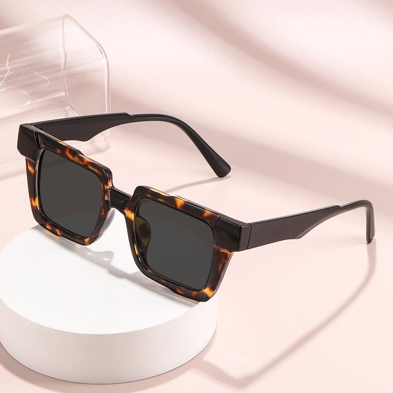 Retro Oversized Square Frame UV-Protective Sunglasses for Men and Women Personalized Color-Blocking Classic Driving Shades