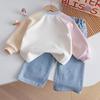Mädchen Herbst Farbblock Bär Sweatshirt & Bestickte Weitbein-Jeans Set