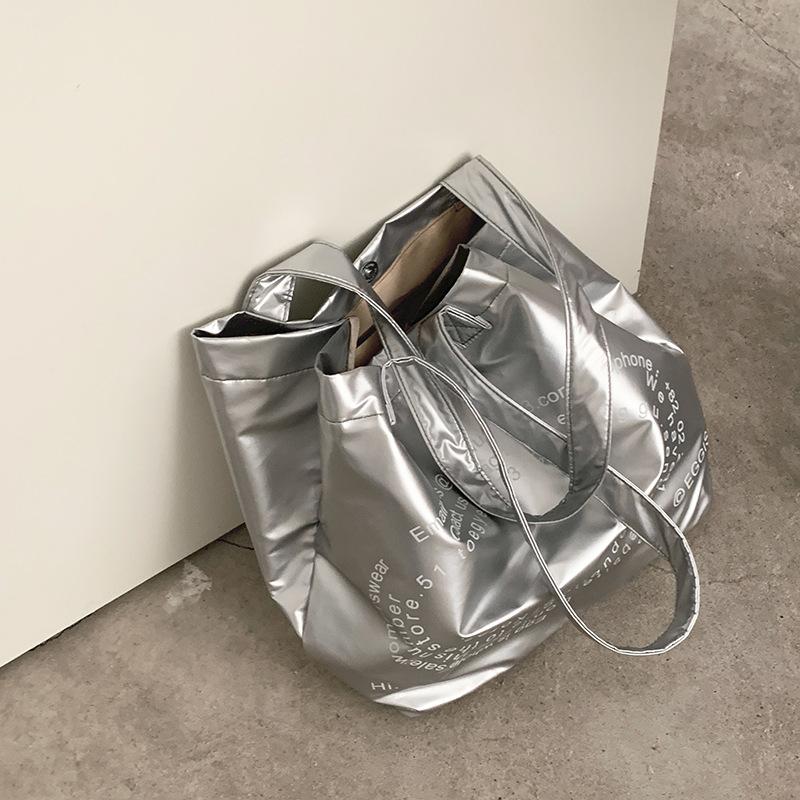 

Korean version of large-capacity silver bag women s 2025 new niche fashion commuter handbag casual shoulder tote bag серебряный