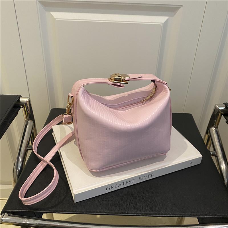 This Year's Popular Fashion Korean Version Handbag 2025 Spring New Versatile Ins Messenger Bag Casual Bag Women's Bag Tide