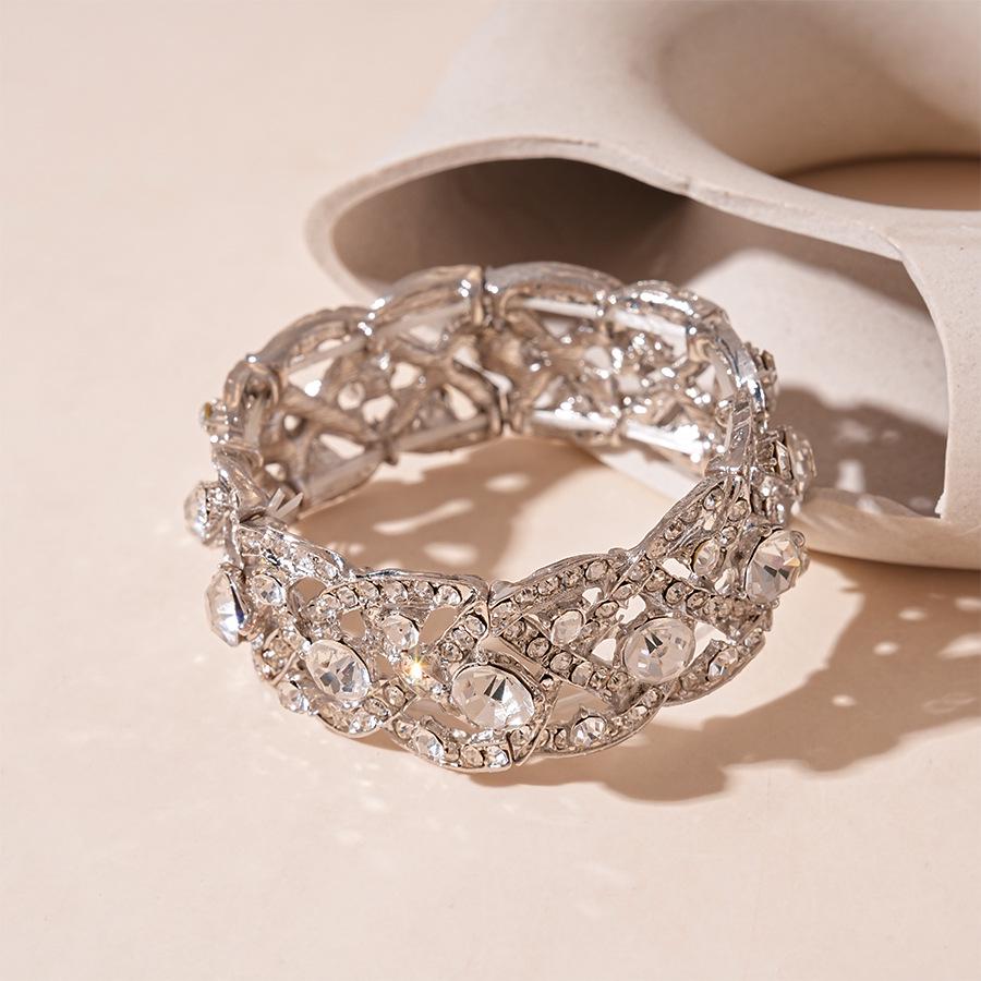 European & American Geometric Rivet Star Bracelet: Luxurious, Fashionable, Versatile, and Exaggerated Jewelry for Women.