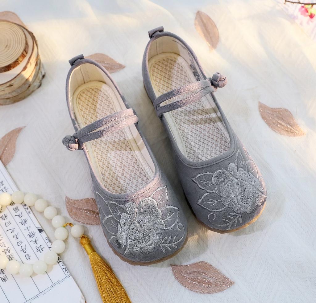 Vintage Chinese Handmade Embroidered Cloth Shoes - Women's Hanfu Flats Antique Breathable Non-Slip Walking Shoes