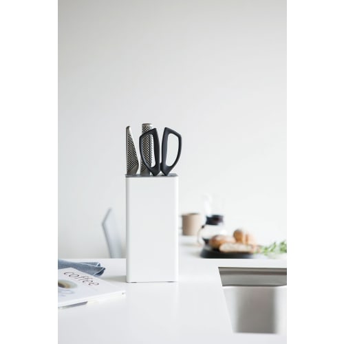 Stojan na kuchyňský nůž a nůžky Yamazaki Jitsugyo bílý Přibl. Š11 x H7 x V22,3 cm Stojan na talířový nůž Držák na nože 3511