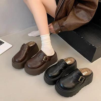 Pantoufles d'extérieur pour femmes à tête de sac à muffins à semelle épaisse, nouvelles polyvalentes paresseuses à petite hauteur, tendance automne et hiver 2025