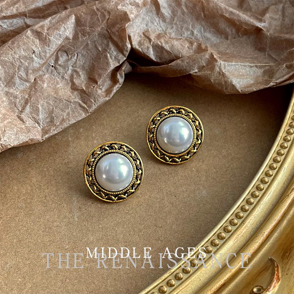 Pre-Owned Baroque Pearl Floral Stud Earrings: Vintage French Retro Light Luxury Jewelry