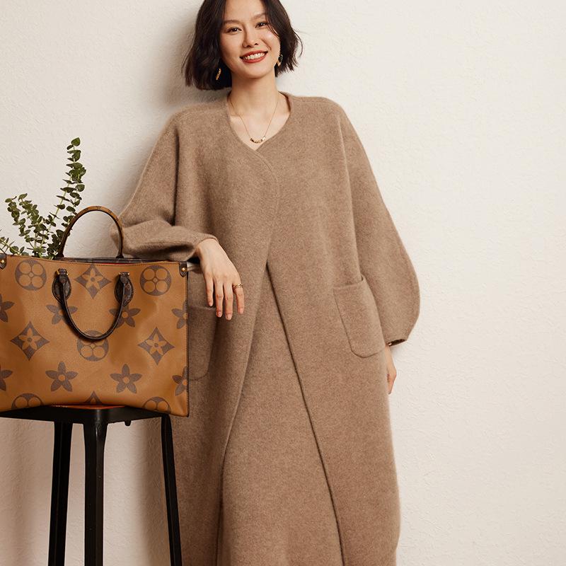 Versatile Cashmere Long Coat: Round Neck, Buttonless, Mid-Length, Stylish and Casual, Long-Sleeved Outerwear for Autumn/Winter.
