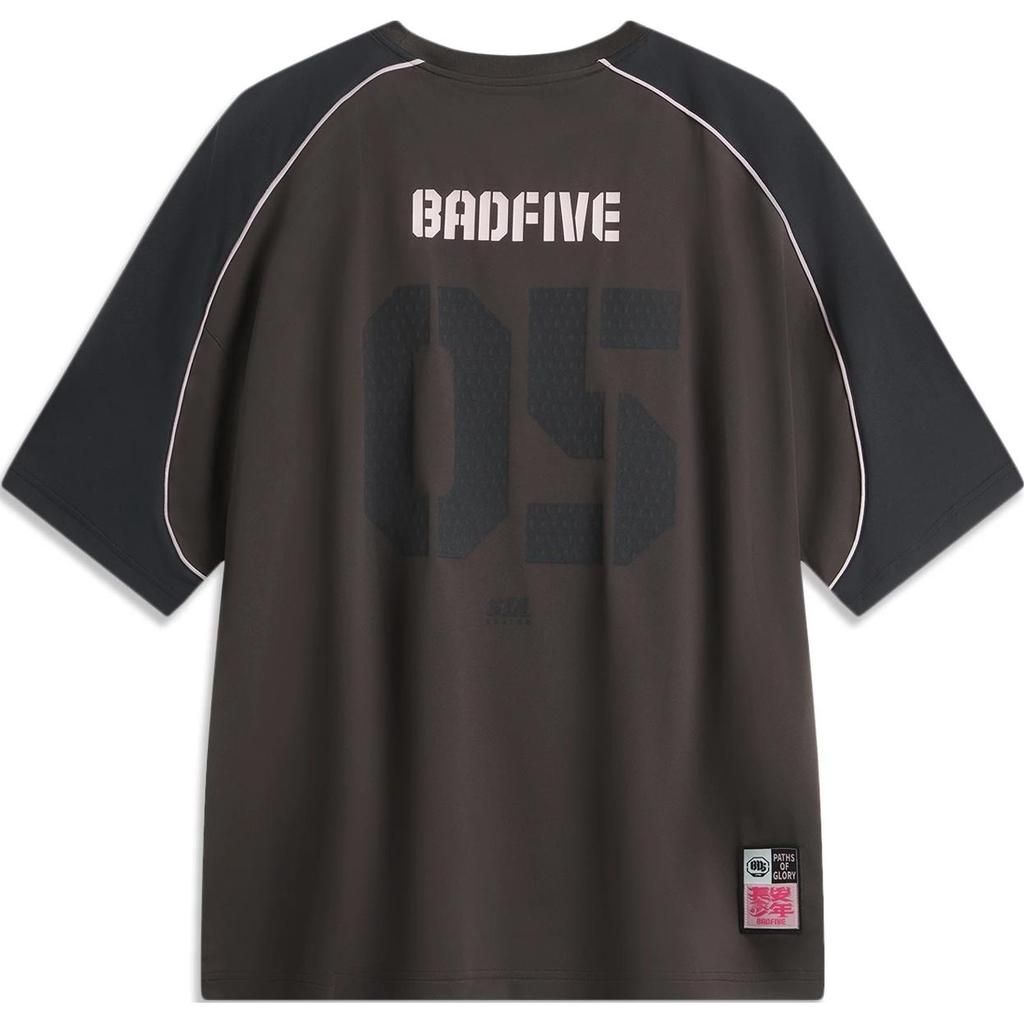 Li Ning Badfive Buchstaben-Spleißung Rundhals Bequem Atmungsaktiv Vielseitig Kurzarm T-Shirt Herren T-Shirts Schwarz Schokoladenbraun AHSUD39-1