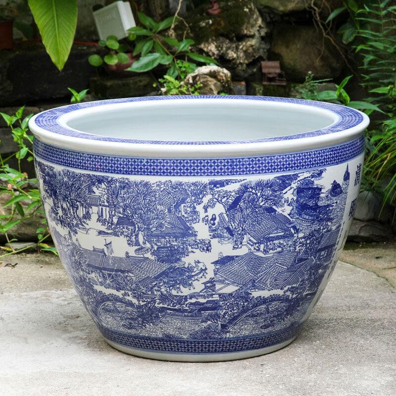 Садовая ваза из сине-белого фарфора