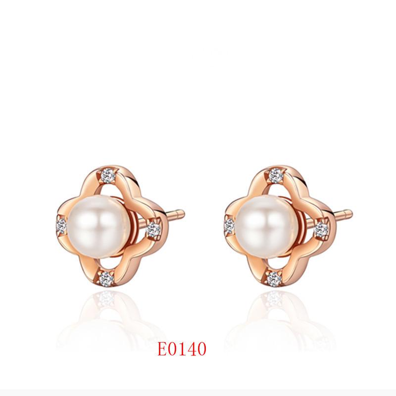 2026 New Korean Version Design Women's Zircon Light Luxury High-end Niche Earrings Temperament Four-leaf Clover Sweet and Cool Stud Earrings Jewelry