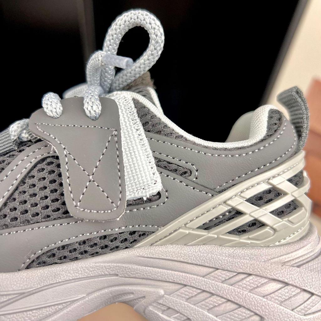 Kids' Trendy Korean-Style Mesh Sports Shoes - Spring 2026 New Arrivals, Lightweight & Breathable for Boys and Girls.