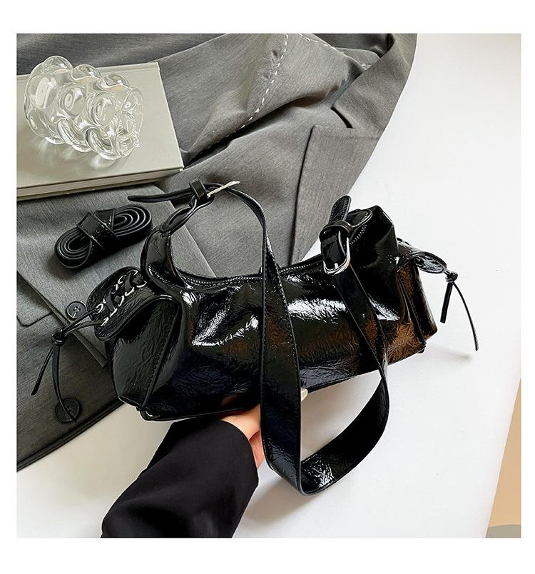 

Large capacity bag women 2025 new casual niche design shoulder messenger bag Korean version commuter dumpling bag чёрный
