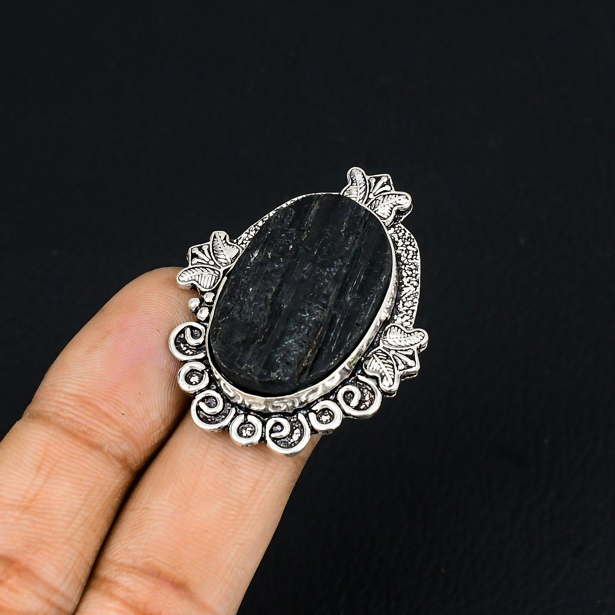 

Кольцо-солитер с необработанным камнем черного турмалина Ювелирное изделие Размер 7 Серебро 925 пробы 7