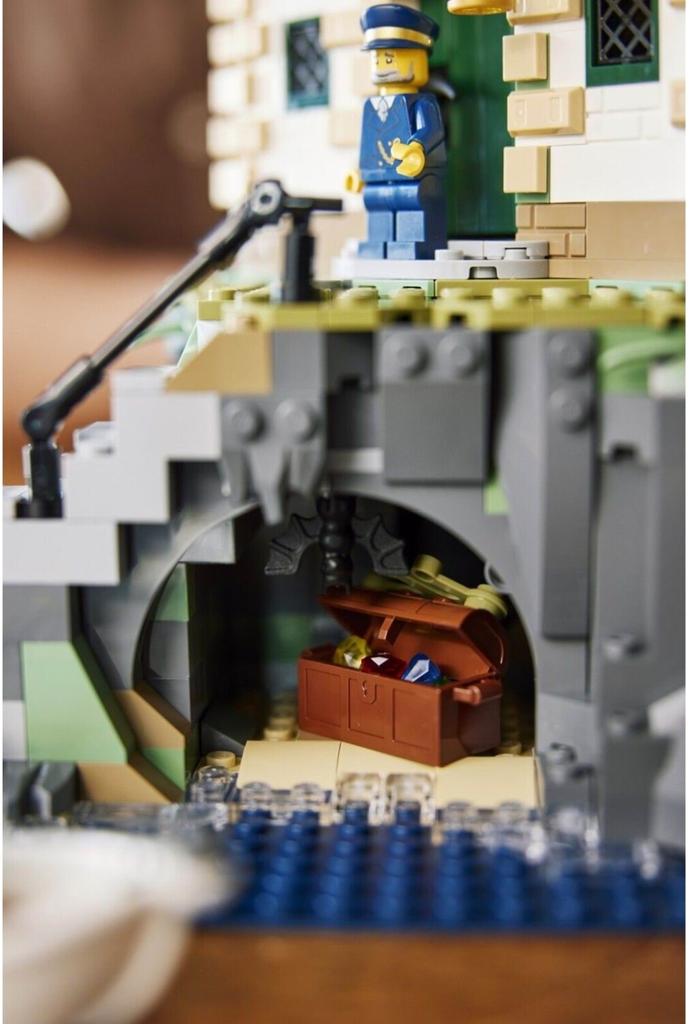 LEGO Ideas – House – Motorized Lighthouse (21335)