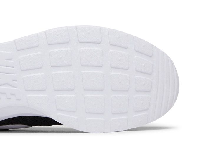 Nike Tanjun Negro Blanco Voltio Apenas
