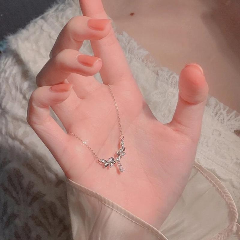 Laurel Goddess Necklace: Elegant Leaf & Water Drop Design, Cold Style Clavicle Jewelry, 2023 New for Girlfriend.