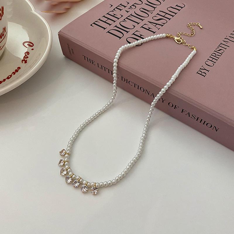 

Это короткое жемчужное ожерелье - нишевый дизайн для женщин. Это легкая и роскошная ключичная цепочка с бусинами.