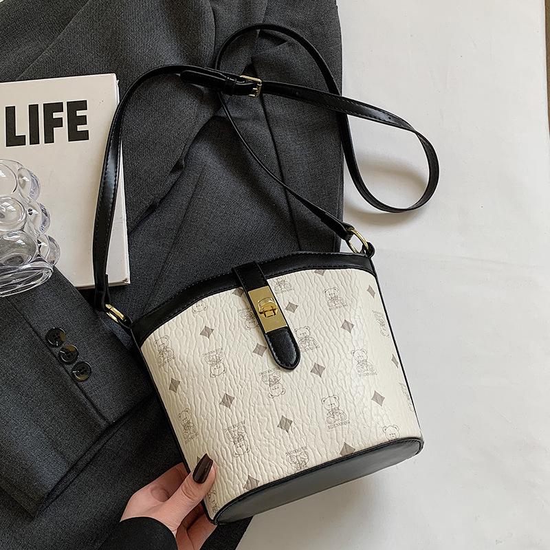 2025 new niche design fashionable temperament classic printed bucket bag commuter versatile women's casual messenger bag