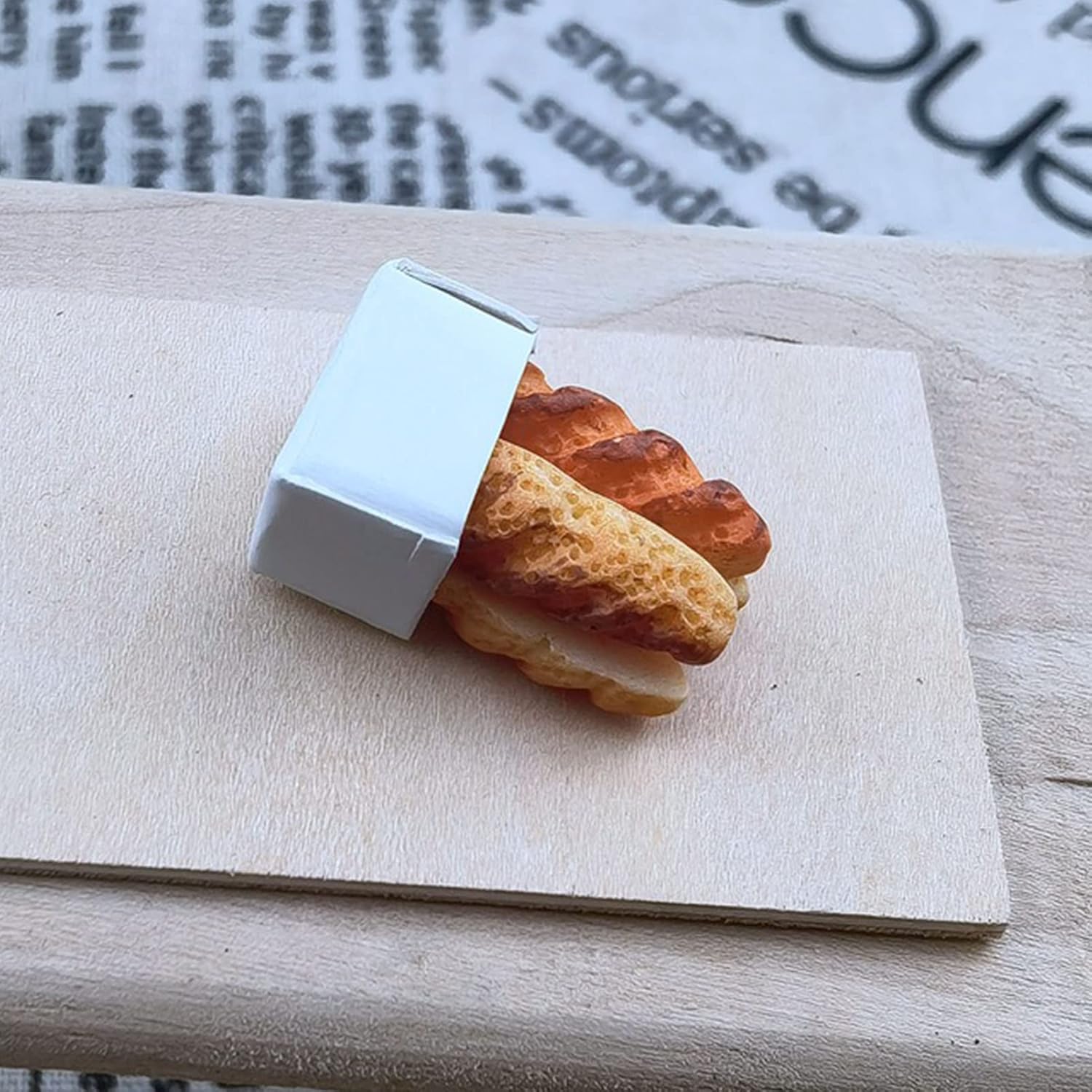 40 Pieces Dollhouse Mini Bread, 2.3 x 1.7 x 1cm, Resin, High Simulation Resin Material Dollhouse Bread with 10 Bases for Kids Gifts