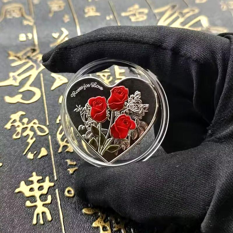 Herzförmige Gedenkmünze, kleines Geschenk für Paare, Souvenir für Freundin, Liebesobjekt, Metallhandwerk, bunte Rosen