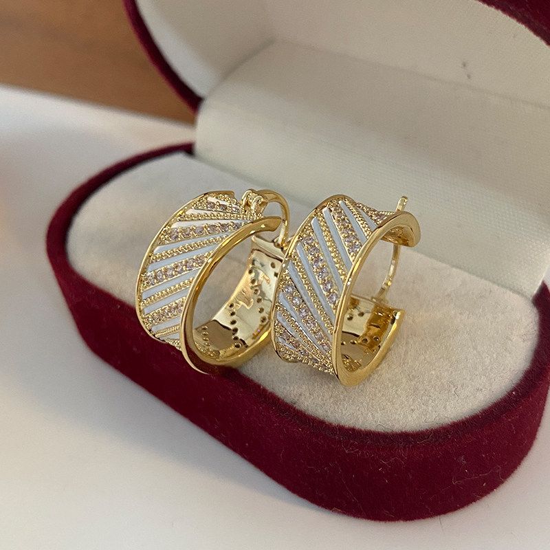 

Wide Micro-Inlaid Earrings 2026 New Popular Style High-End Enamel Earrings Light Luxury European and American Style Design French Ear Clips Gold