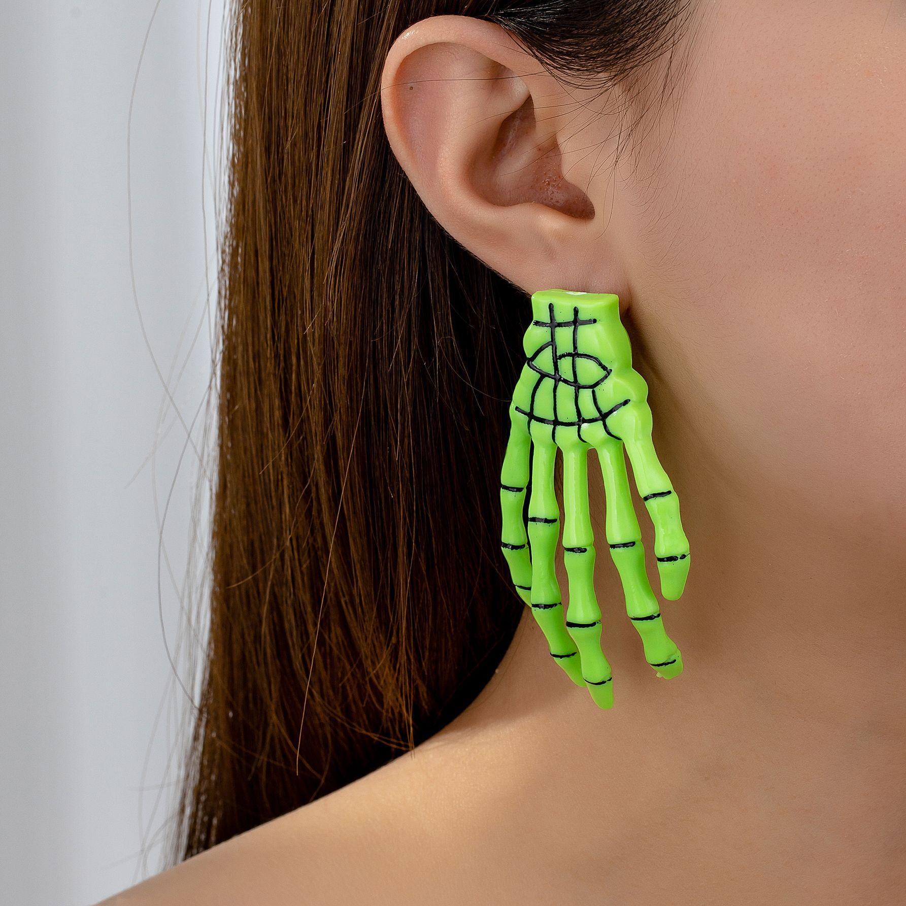 

2024 Trendy Halloween Green Hand Earrings: Eye-catching European & American Style for Women Exaggerated