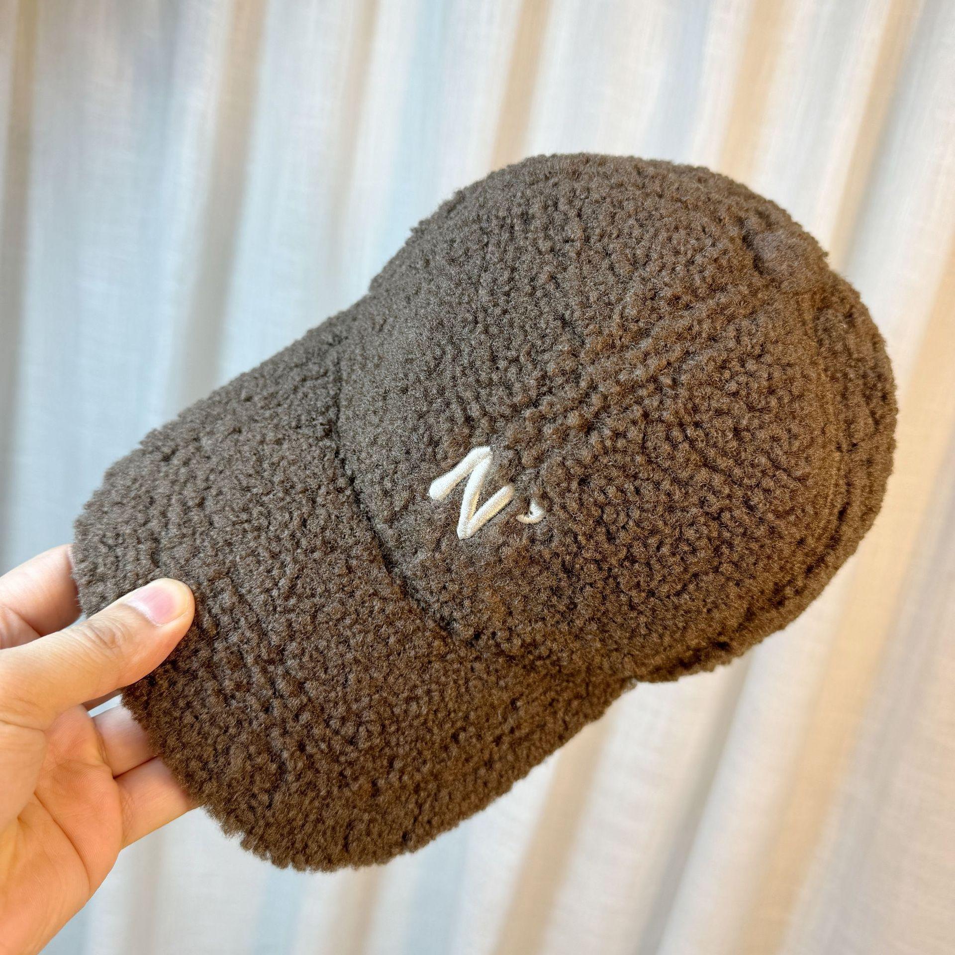 

Осенне-зимняя трехмерная шапка типа бейсболки из овечьей шерсти с вышивкой букв для женщин, повседневная, модная, универсальная, подчеркивающая лицо, маленькая кепка-утка adjustable