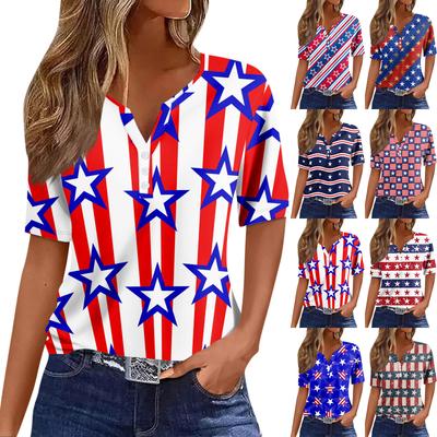 Camiseta feminina casual com estampa do Dia da Independência, decote em V, manga curta e botão embelezado