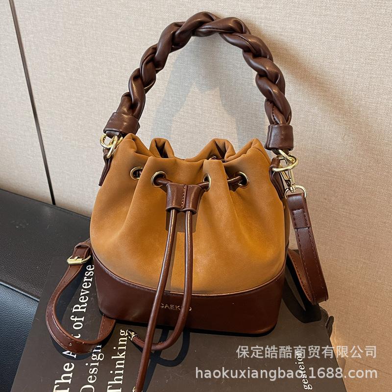 Go Out Hand Bag Women's 2025 New Autumn and Winter Niche Light Luxury Commuting Shoulder Bag Crossbody Bucket Bag