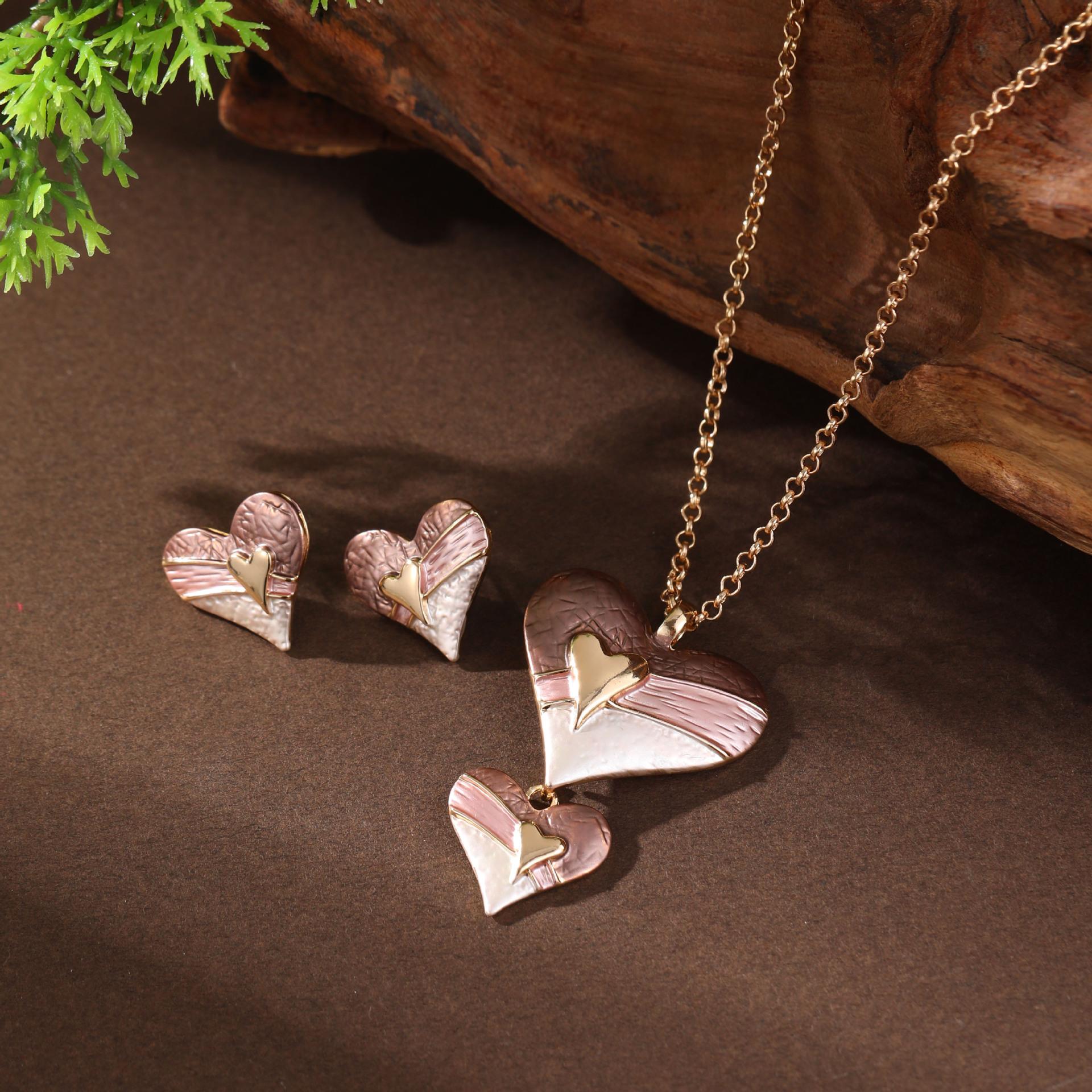 

Новый набор эмалевых цветных серег-пусетов и ожерелья с сердечками, женский простой и универсальный набор серег-пусетов и подвески в виде сердечка