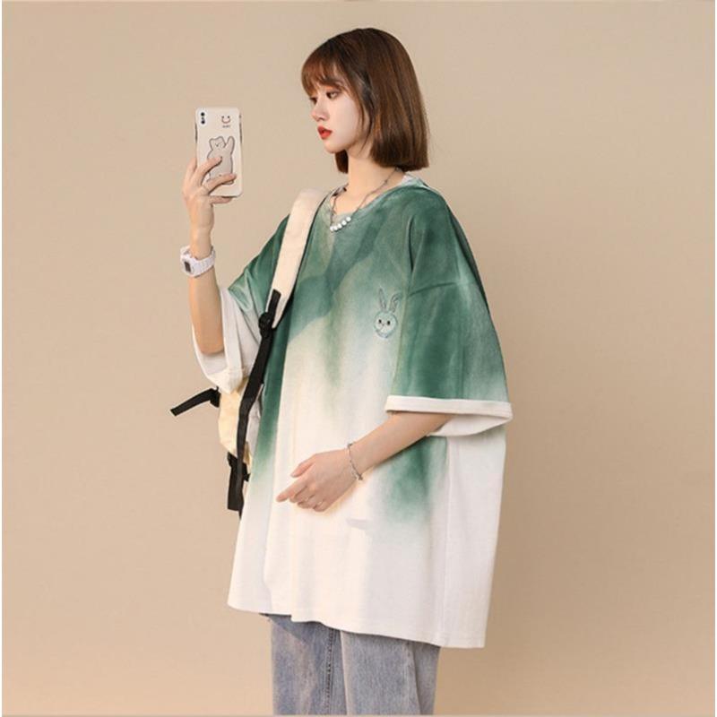 Женская зеленая футболка с акварельным принтом — фото 5