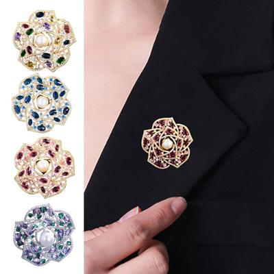Damen Brosche Anstecknadel mit Strasssteinen eingelegt Kamelien Design Revers Imitation Perle Dekorativ